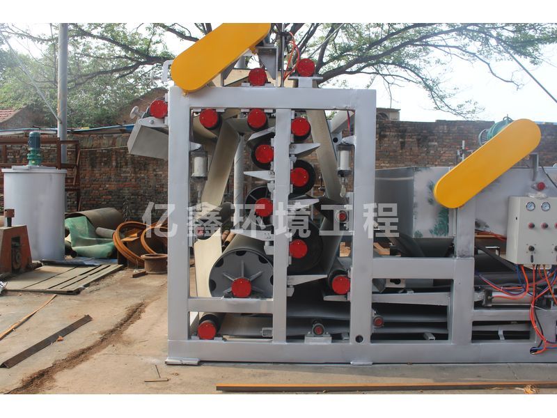 不會操作帶式壓濾機，億鑫環(huán)境來教你